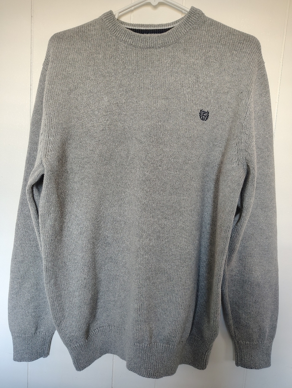 Chaps Light Gray Crewneck Knit Sweater with Navy Crest Size M